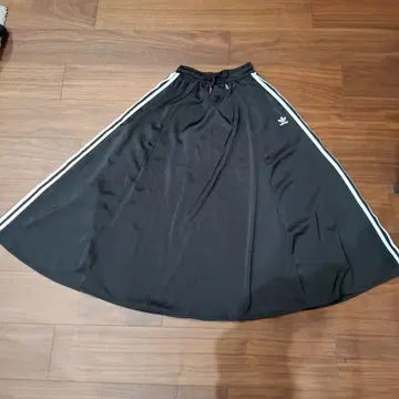adidas 블랙 스트라이프 롱 스커트