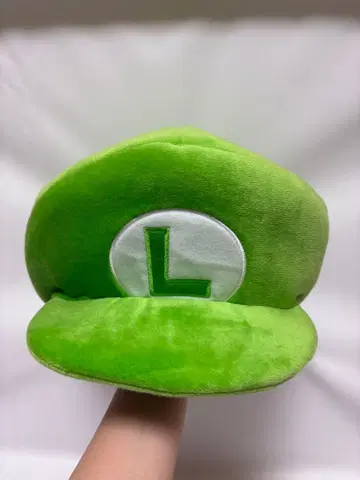 그린 컬러 L 마크 부착 캡