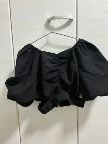 블랙 벌룬 슬리브 크롭 셔츠