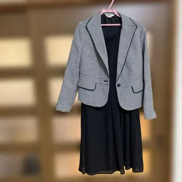체크 무늬 자켓과 드레스 셋업 임산부용