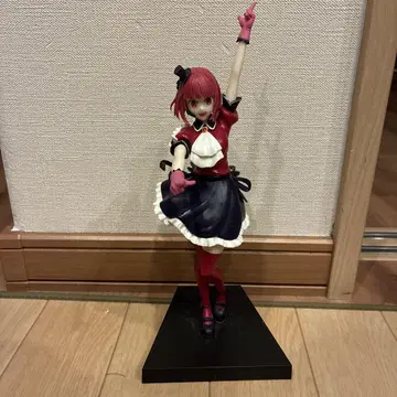 빨간색과 검은색 의상 피규어 최애의 아이