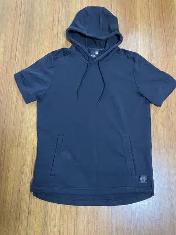 언더아머 블랙 후드 부착 숏 슬리브