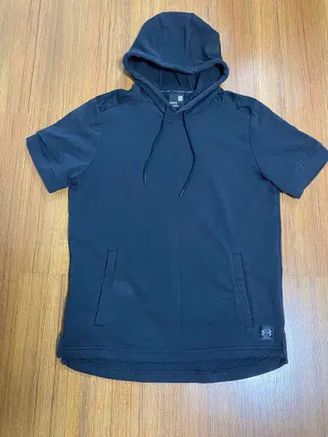 언더아머 블랙 후드 부착 숏 슬리브