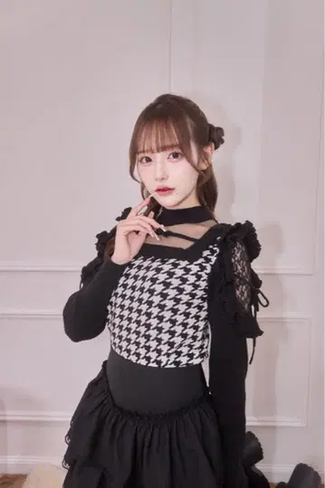 meltie 반짝이는 숄더 프릴 니트 chidori black