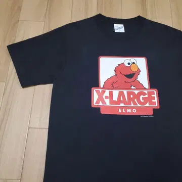 XLARGE x 세서미 스트릿 콜라보 로고+캐릭터 프린트 T셔츠