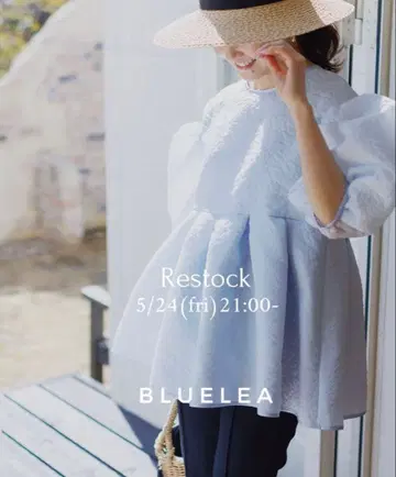BLUELIA 라이트 블루 퍼프 슬리브 상의