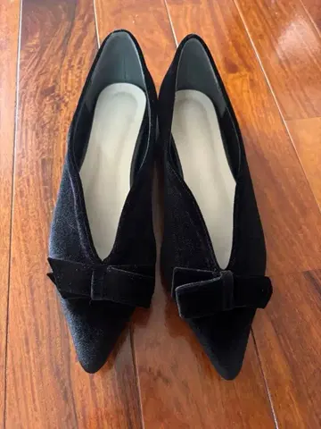 BEAMS HEART 벨로아 리본 펌프스