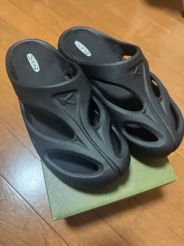 KEEN 블랙 오픈토 샌들