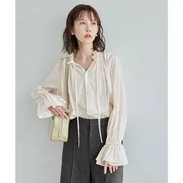 로페피크닉 2WAY 리본 포함 프릴 소매 화이트 셔츠