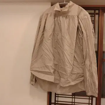 미즈이로 인드 하이넥 블라우스 베이지