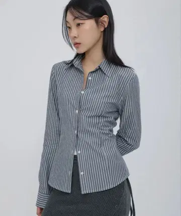 그레이와 화이트 스트라이프 긴팔 셔츠