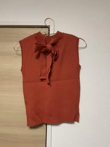 오렌지 리본 포함 슬리브리스 상의