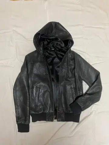 후드 부착 블랙 가죽 자켓