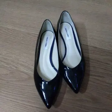 오데트 에 오딜의 블랙 에나멜 스틸레토 슈즈