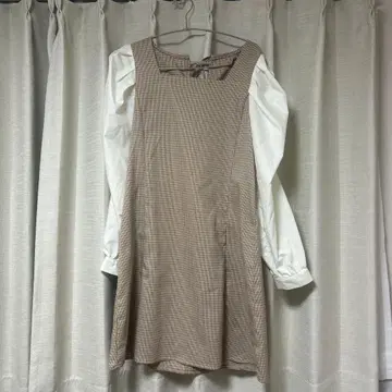 브라운 계열 체크 무늬 긴팔 무릎 기장 원피스