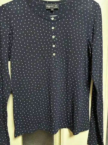 새상품급 애니에스 베 스냅 버튼 부착 티셔츠입니다.