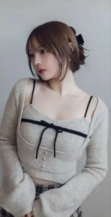앤 마리 리본 포함 모카 베이지 크롭 니트 시착만 한 상품