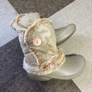 Crocs 퍼 부츠 브라운