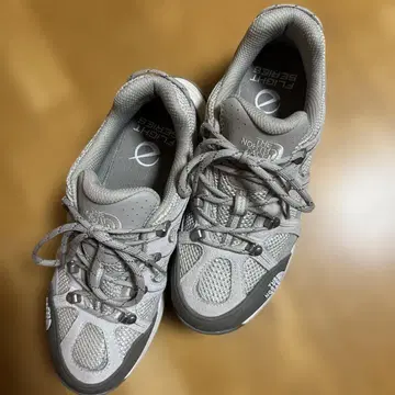 THE NORTH FACE 그레이 스니커즈