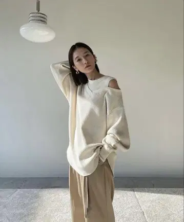 클라네 비대칭 숄더 포인트 상의