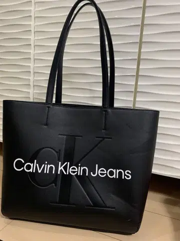 Calvin Klein Jeans 블랙 토트백 엠보
