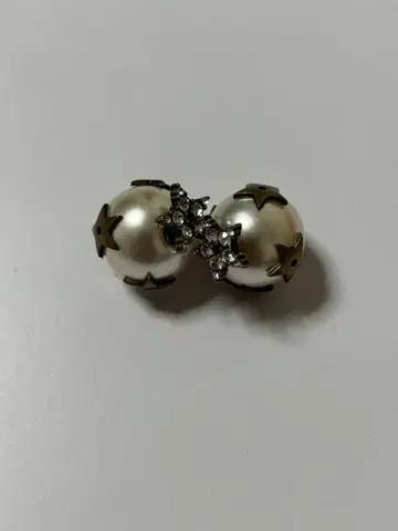 펄과 별 모양 장식의 스터드 귀걸이