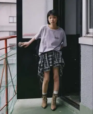 비대칭 체크 미니 스커트