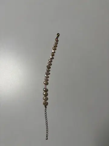 진주풍 팔찌. 핑크 골드 색상