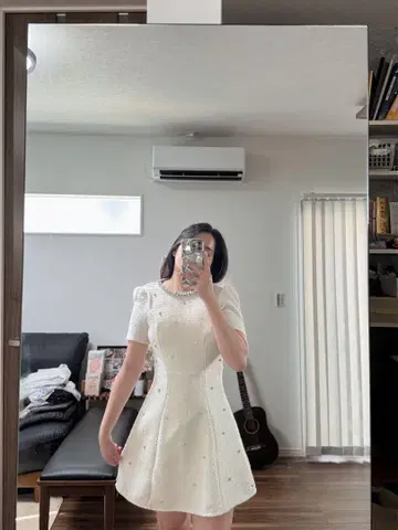 JEWELS 화이트 비쥬 부착 A 라인 드레스