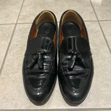 Plus by chausser 태슬 장식 블랙 로퍼