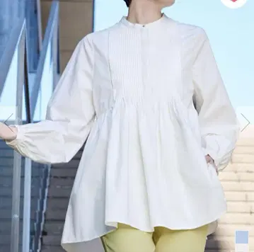 유어즈 골드 단추 핀턱 블라우스