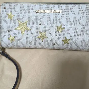 MICHAEL KORS 별 패턴 장지갑