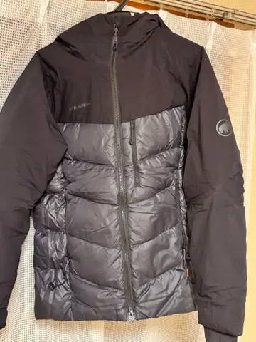 MAMMUT 블랙 후드 부착 다운 자켓