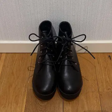 블랙 통굽 하이컷 부츠