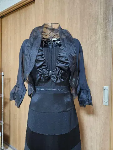 엘레강트 블랙 드레스 프릴 포함