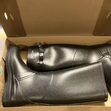 AIGLE 블랙 레인부츠 스트랩 포함