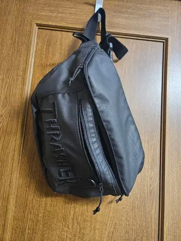 THRASHER 블랙 슬링백