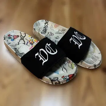 DC 비치 샌들 그래픽 프린트