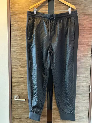 BOSS 블랙 새틴 조거 팬츠