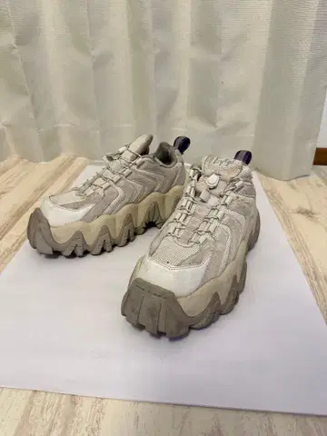 eytys halo 24.5cm 화이트 컬러