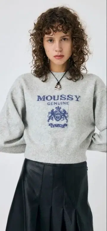 MOUSSY 그레이 로고 크롭 니트
