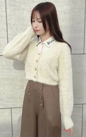 [ 시착만 한 상품 ] 엠블럼 단추 페더 니트 가디건