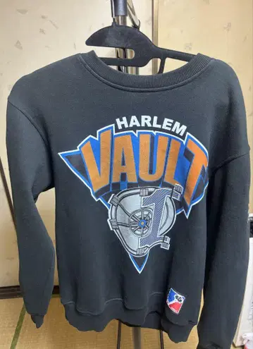 VAULT 맨투맨 트레이닝복 글로우 어라운드 콜라보