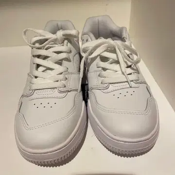 LACOSTE 화이트 스니커즈