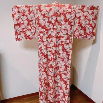 코몬 기모노 화이트와 빨간색 꽃무늬