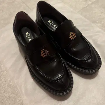 블랙 로퍼 골드 컬러 로고 포함