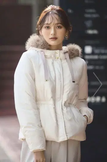 새상품 프로포션 바디 드레싱 퍼 포함 화이트 다운 자켓