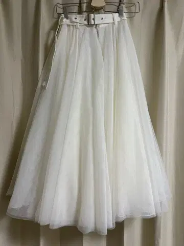 화이트 튤 플레어 스커트 벨트 포함 쥬에티