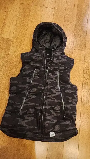 카모 패턴 후드 부착 다운 베스트