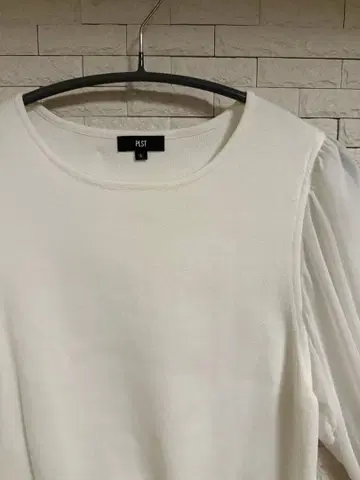 PLST 화이트 벌룬 슬리브 니트
